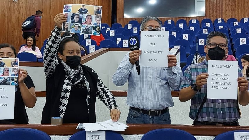 Periodistas protestan en el congreso de San Luis Potosí por el asesinato de 11 comunicadores en lo que va del año