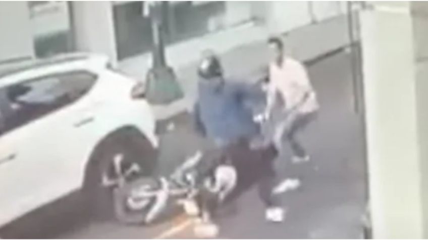 CDMX: Así fue el momento en que un ladrón fue derribado de una moto por un hombre tras robar 182 mil pesos | VIDEO