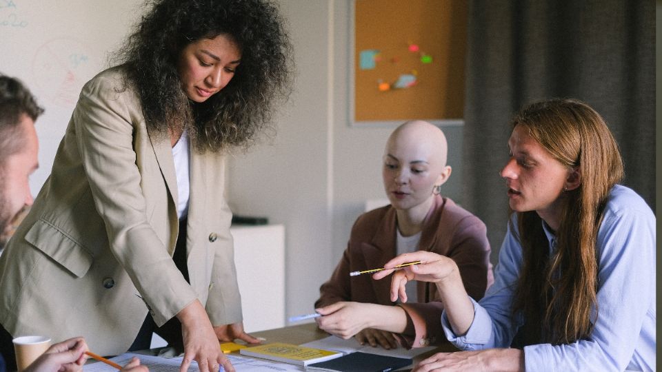 Creación y la medición del impacto de políticas públicas en favor de las mujeres.