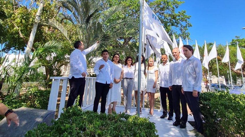 Ondea bandera de Tecámac en fuente de Cancún 