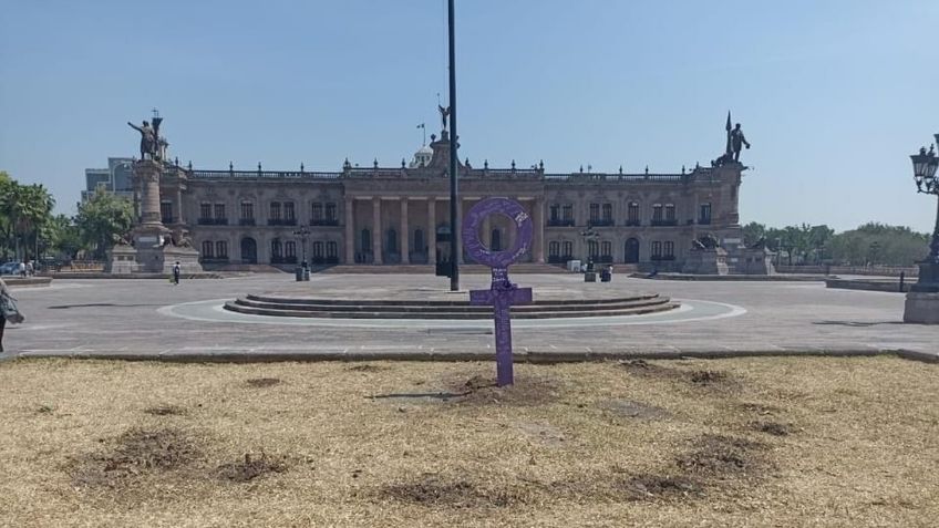 Ponen, quitan y vuelven a poner antimonumenta por feminicidios en Nuevo León