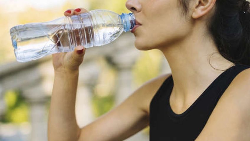 ¿Bebes agua de una botella de plástico? ¡Cuidado!, podrías consumir sustancias tóxicas