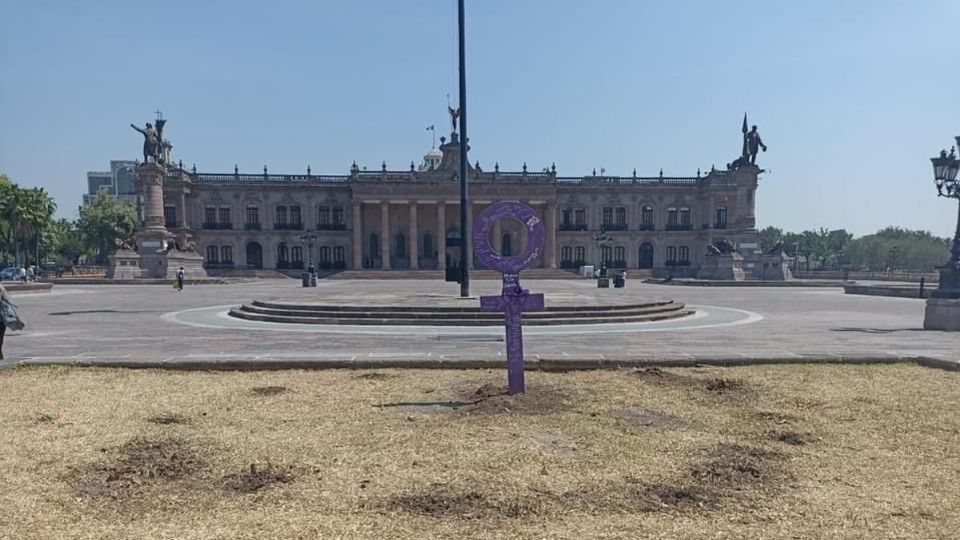 Señalaron que fue reinstalada sin la placa, piedras y plantas.