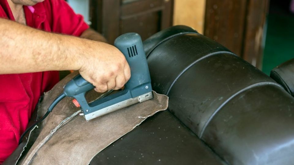 El trabajo es para una empresa fabricante de muebles de lujo en Canadá.