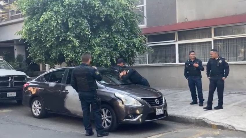 ¡A punta de pistola! Sujeto amenaza a paramédicos que conducían cerca de su auto