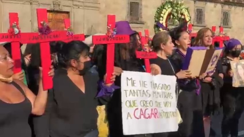 Luto Nacional: Colectivas se manifiestan en el Zócalo por feminicidios y desapariciones de mujeres