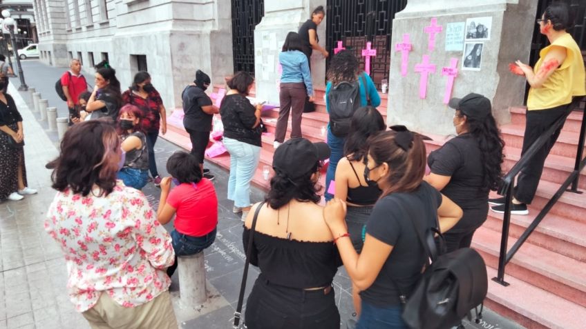 Colectivo feminista se manifiesta frente al ayuntamiento de Tampico para exigir un alto a la violencia