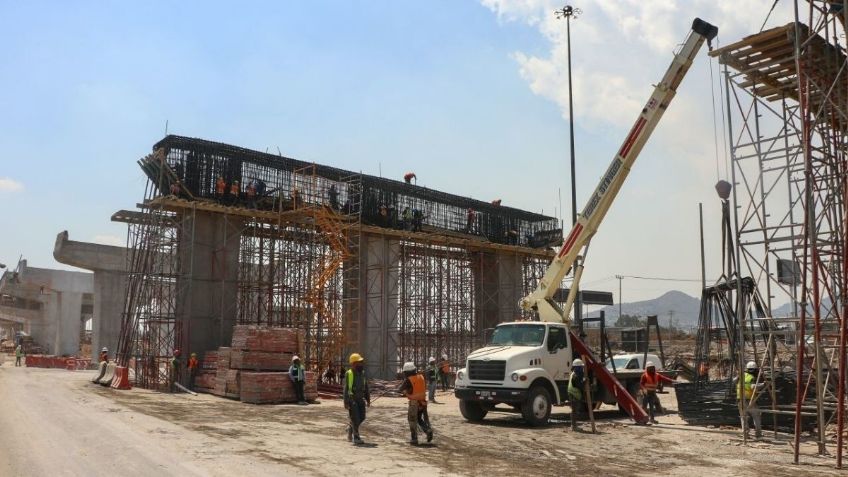 López Obrador defiende que la Sedena construya aeropuertos: "Es mejor a que esté recibiendo órdenes para masacrar"