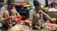 Hombre se hace viral preparando pollo frito descalzo y arriba de la mesa | VIDEO