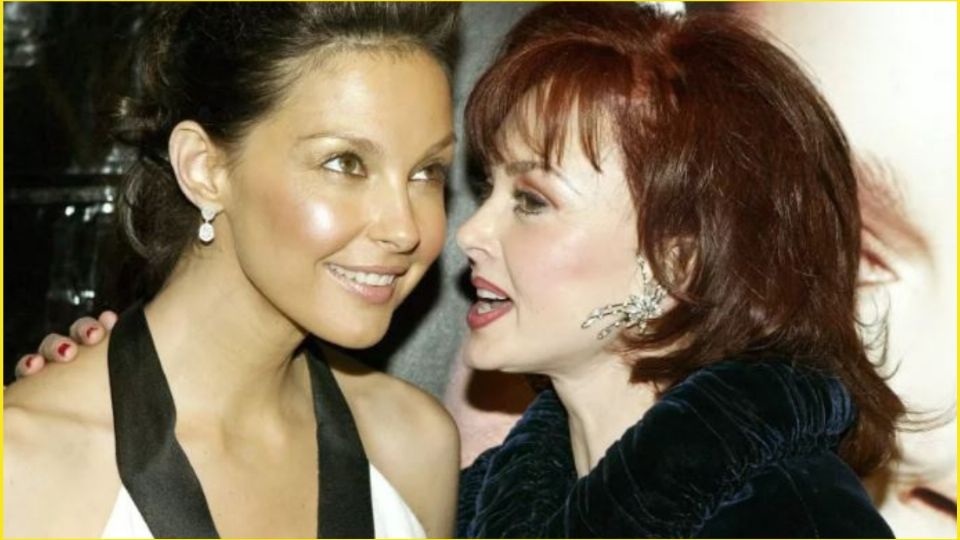 La cantante de country Naomi Judd junto a su hija, la actriz Ashley Judd