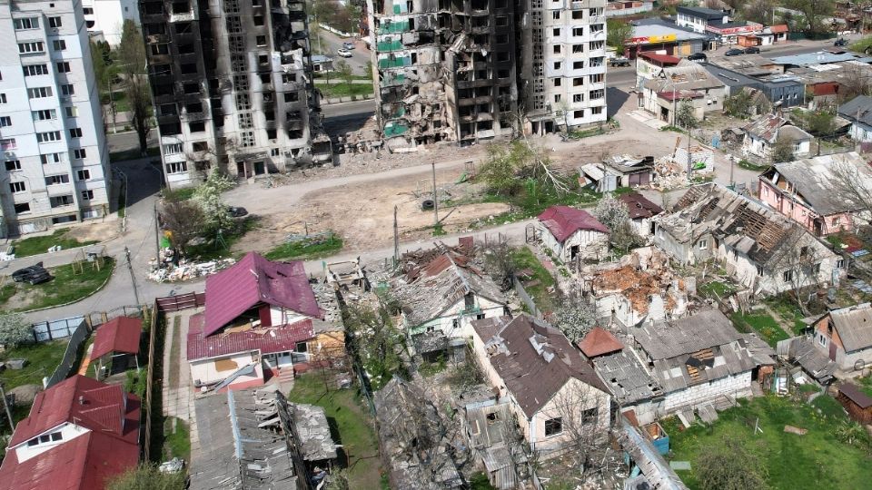 Se mostraron edificios destruidos por los bombardeos en Borodianka, Kiev