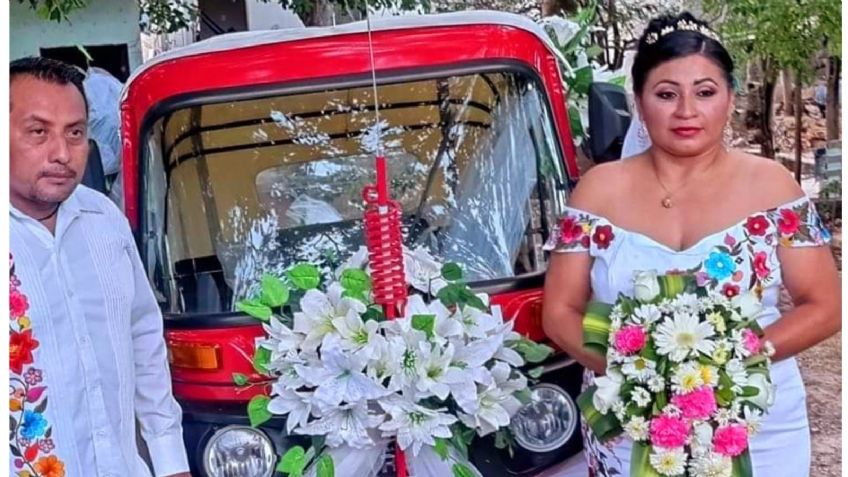 ¿A dónde los llevamos? Novios llegan en mototaxi a su boda