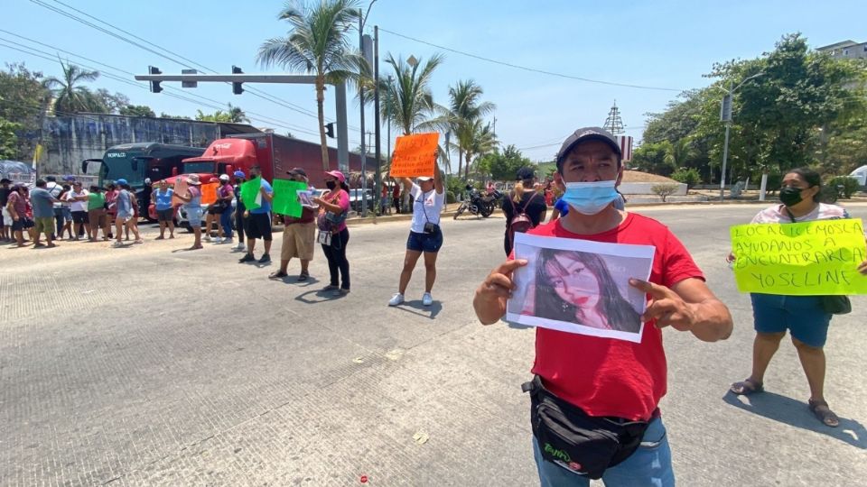 El cierre a la vialidad inició a las 12:00 horas