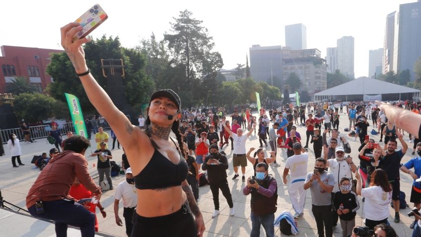 ¡De los cuadriláteros a instructora! Barby Juárez dirige entrenamiento de clase masiva de Box en CDMX