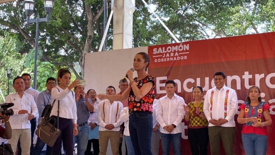 Claudia Sheinbaum acompañó al candidato a la gubernatura de Oaxaca, Salomón Jara, durante un mitin. FOTO: Especial