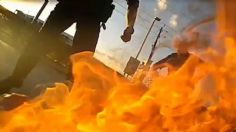 Escalofriante VIDEO: un policía se incendia con su detenido por usar un teaser en una gasolinera