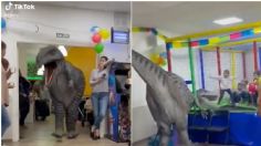 VIDEO: Botarga de dinosaurio aterroriza niños en una fiesta infantil