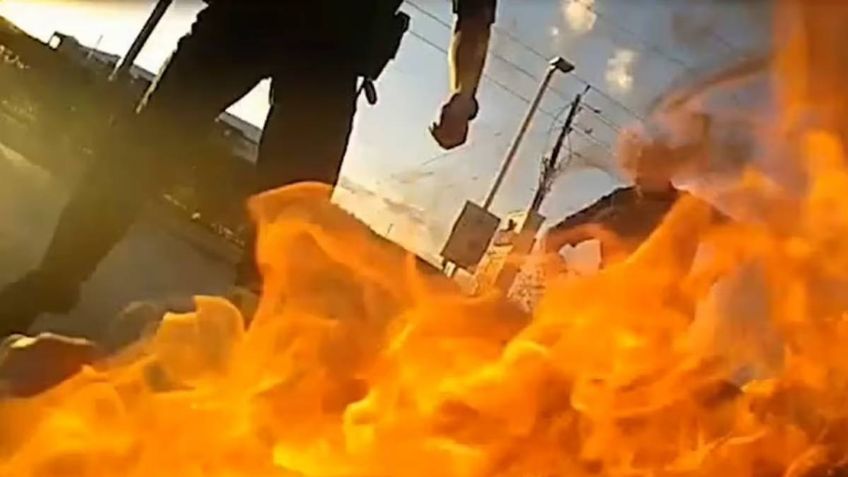 Escalofriante VIDEO: un policía se incendia con su detenido por usar un teaser en una gasolinera