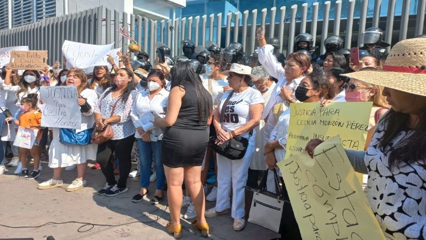 Colectivos feministas piden justicia por asesinato de la activista Cecilia Monzón frente a la Fiscalía de Puebla