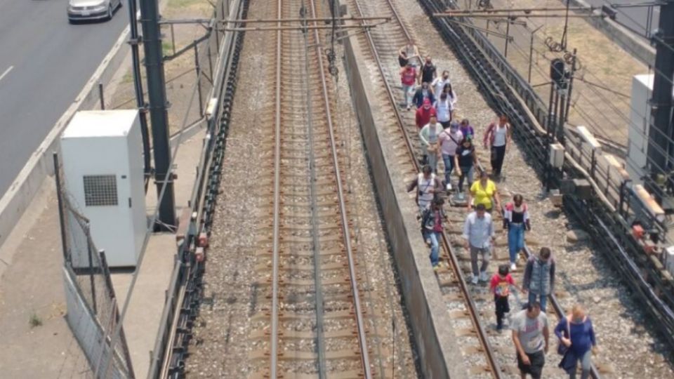 Los usuarios tuvieron que descender del tren y caminar por las vías