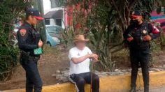 "Un pancito para el susto": policías de la CDMX auxiliaron a un hombre con debilidad visual que no podía regresar a casa