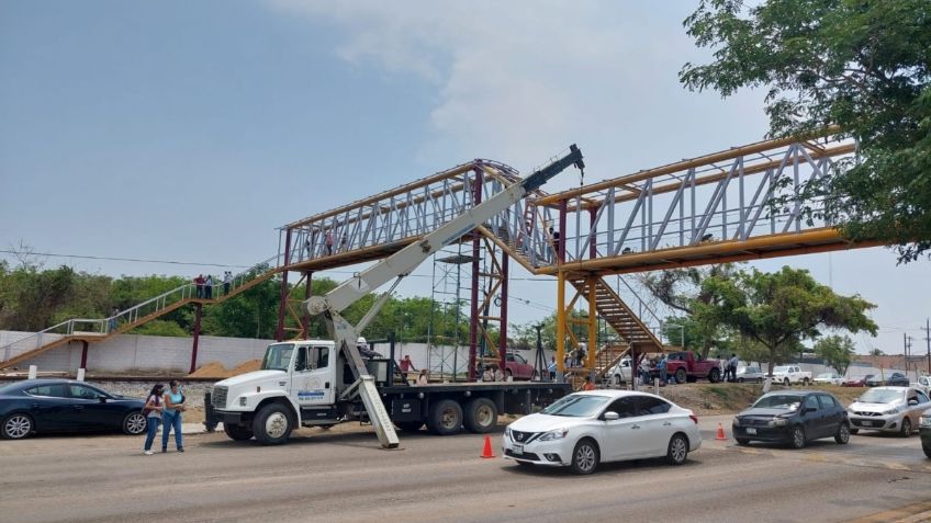 Ferromex entrega en Tamaulipas puente peatonal que se "mueve"