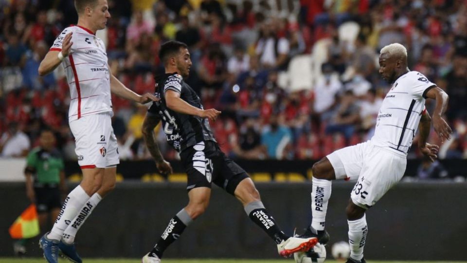 Imagen de accíon de juego entre Pachuca y Atlas.