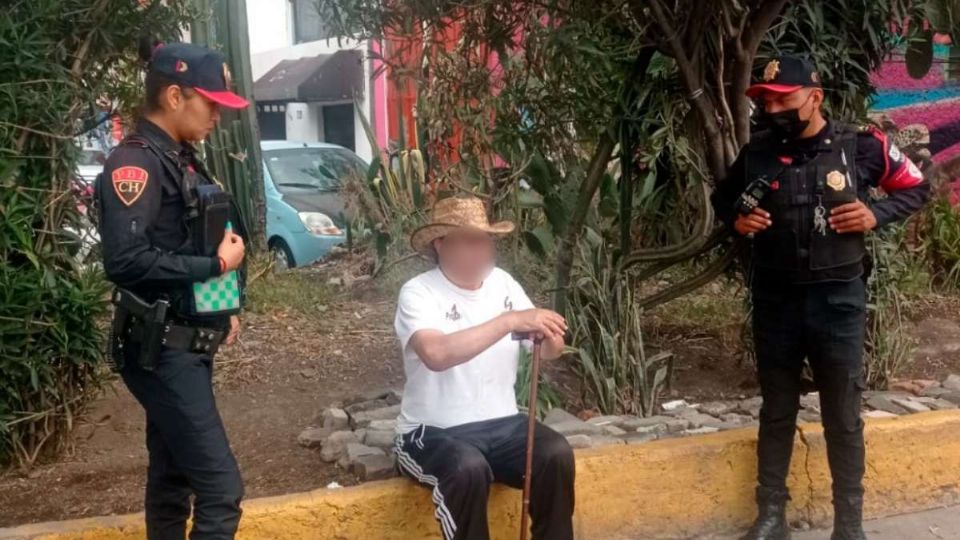 Las autoridades auxiliaron al hombre hasta que llegó un familiar por él