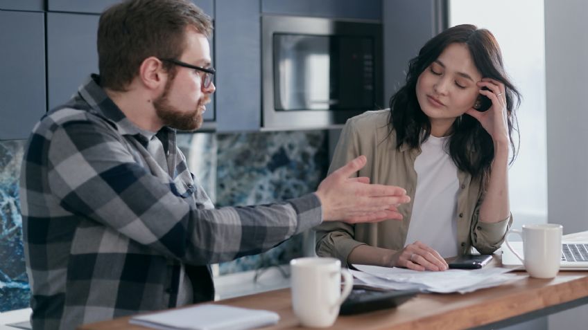 "Estoy cansada de mi esposo, que siempre está cansado de su trabajo"