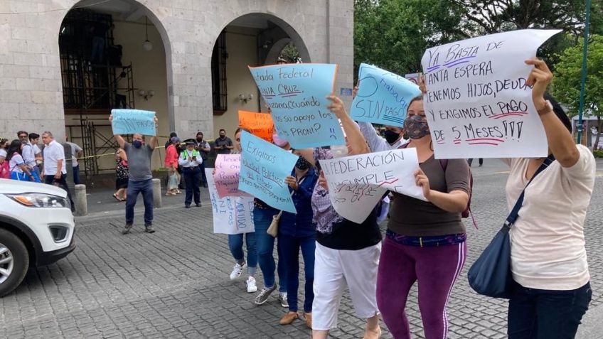 Maestros de inglés en Veracruz se manifiestan por no recibir su salario