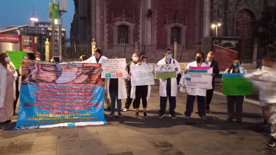 El personal médico llegó a las primeras horas de este martes para manifestarse frente a Palacio Nacional.