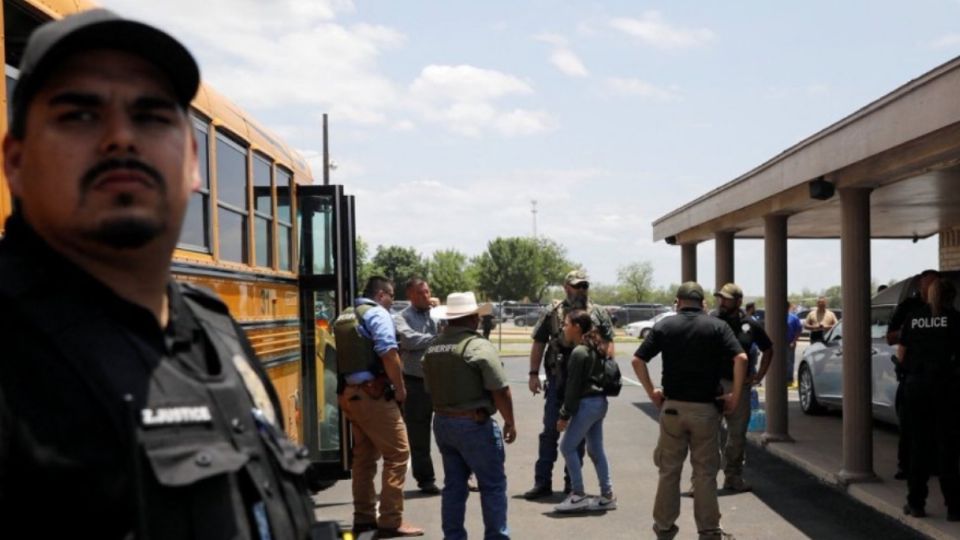 La primaria se encuentra a 120 km de la frontera con México. La ciudad más cercana es Ciudad Acuña, en el estado de Coahuila