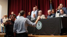 "¡Usted es el responsable!": encaran a Greg Abbott en plena conferencia de prensa sobre la masacre en Texas