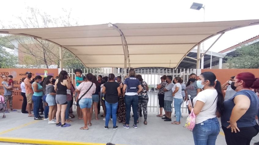 Alumno ingresa navaja a primaria de Nuevo León y amenaza a compañeros; madres protestan ante lo ocurrido