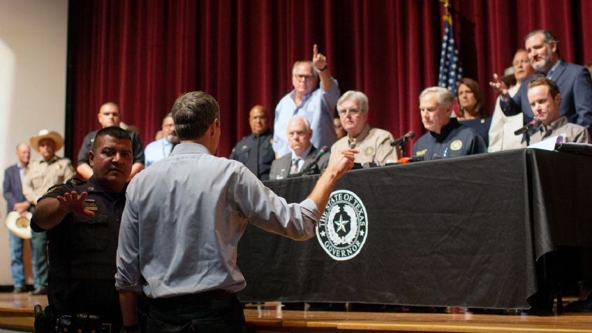 "¡Usted es el responsable!": encaran a Greg Abbott en plena conferencia de prensa sobre la masacre en Texas