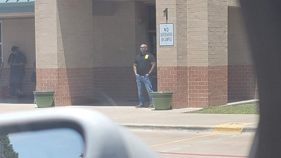 El hombre se quedó en la escuela todo el día