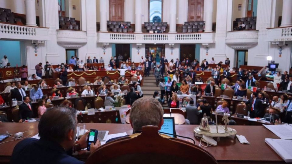 La discusión inició desde las 14:00 horas, cuando la vicepresidenta y el secretario de  la Comisión de Asuntos Político Electorales