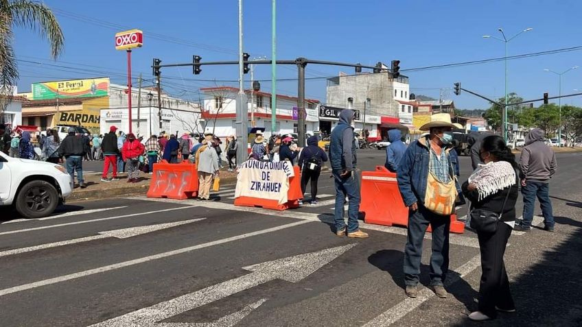 Comunidades indígenas toman carreteras en Michoacán