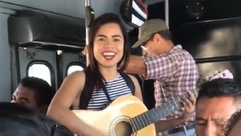 Joven sorprende a pasajeros de un micro al interpretar un tema de Mon Laferte | VIDEO