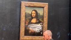 Atentado a la Mona Lisa: un hombre arrojó un pastel a la pintura en el Louvre | VIDEO