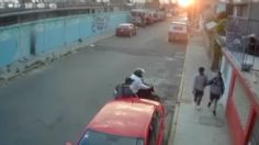 Abandona a su novia durante asalto y ladrones la despojan de sus cosas en Ecatepec | VIDEO