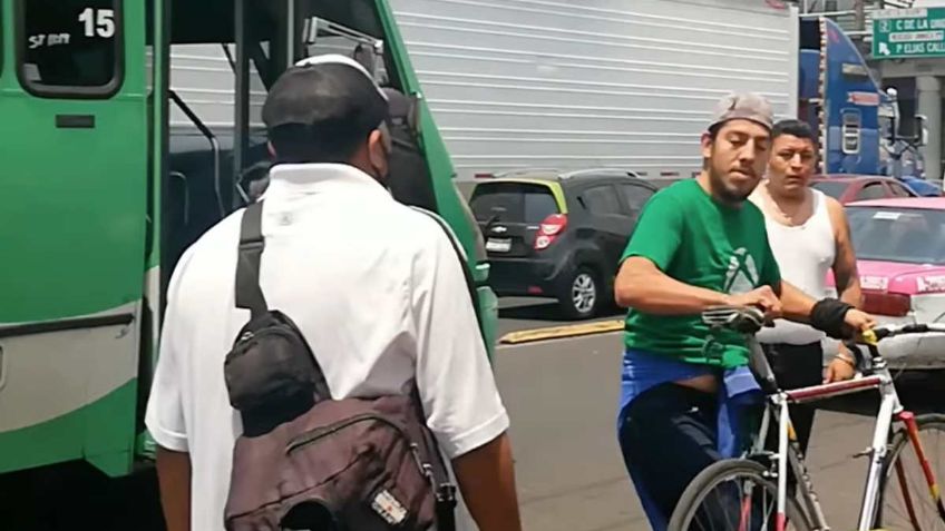 VIDEO: Microbusero le cierra el paso a un ciclista; no conforme lo amenaza y hace que un checador le pegue