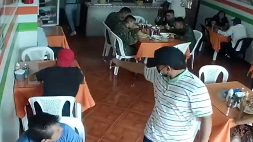 IMÁGENES FUERTES: Asesinan a un hombre en un restaurante frente a 4 militares