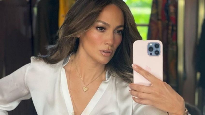 JLo presume el escote en vestido largo ideal para mujeres de más de 50 | FOTO