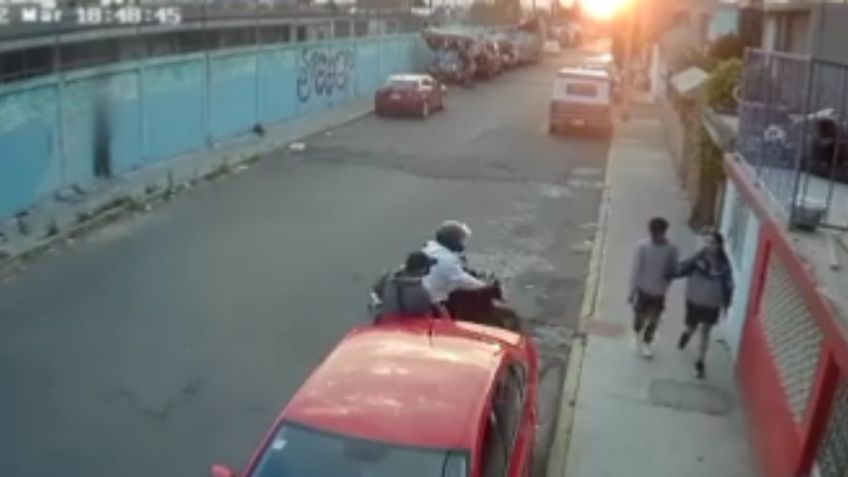 Abandona a su novia durante asalto y ladrones la despojan de sus cosas en Ecatepec | VIDEO