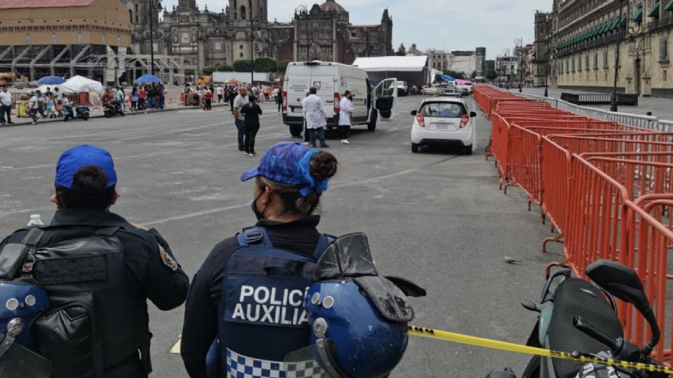 La policía vigiló la zona para impedir que alguien se acercara al cuerpo