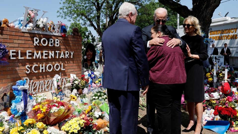 Joe y Jill vieron las ofrendas en memoria de cada estudiante
