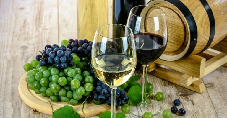 El vino blanco también se puede elaborar con uvas tintas.