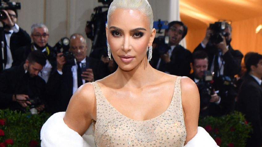 Kim Kardashian incendia la red con atrevido body plateado | FOTOS