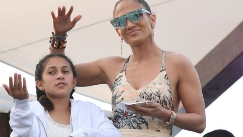 Jennifer López, la mejor mamá del mundo; fue captada animando a su hija en un partido de beisbol: VIDEO